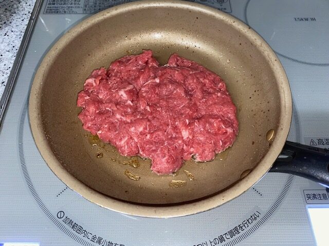 牛こま切れ肉を使ったハンバーグ調理中