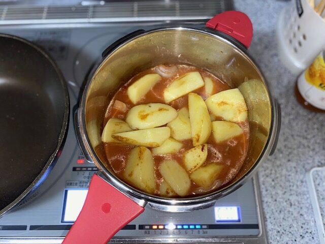 炒めたジャガイモを煮込み鍋に移動
