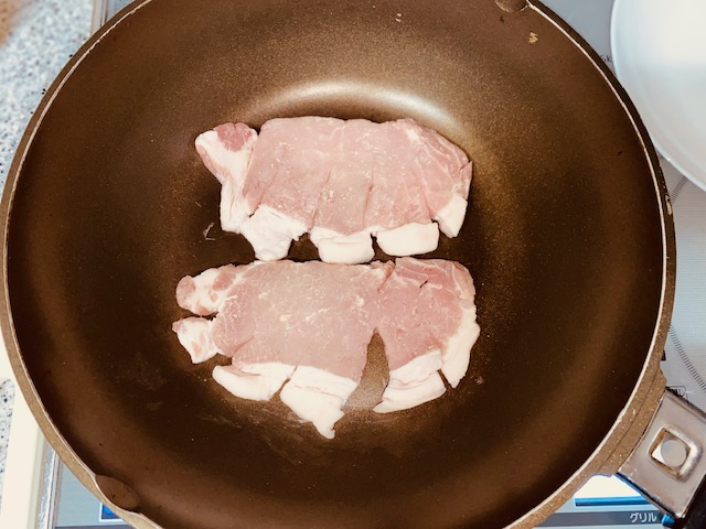 下処理したお肉をフライパンで焼いていく工程