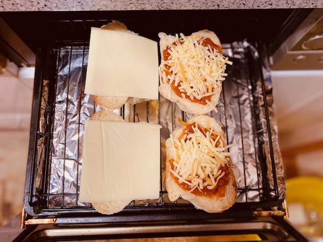 魚焼き器でミニ食パンにスライスチーズとケチャ玉ソース、とろけるチーズを乗せて焼く工程