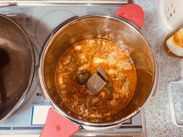 鶏スープ、ケチャウスたまねぎ、ゴロっとミンチを煮込んでカレールーが入った状態